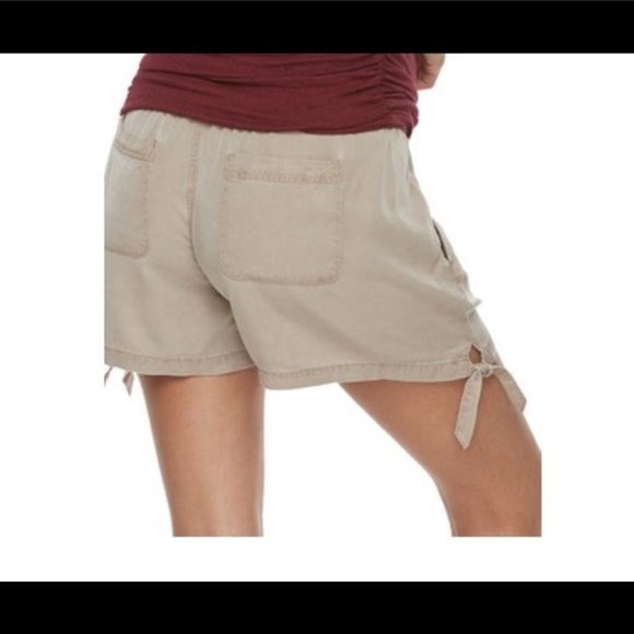 Maternity a:glow knot hem shorts NWT - Picture 2 of 3